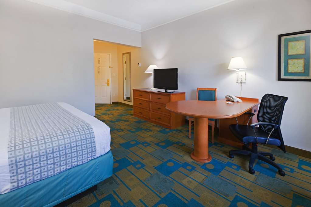 La Quinta By Wyndham Shreveport Airport Hotel Room photo